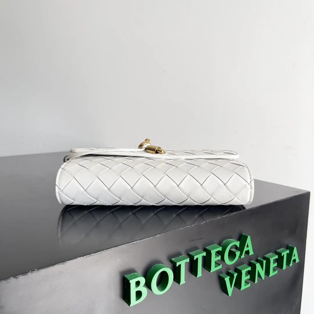 Batch 1160 BV Andiamo clutch wallet is super high-end🤎🤎How come the long clutch bag is so exquisite~ The braided style bag surface paired with all-copper hardware is really warm and high-end. The bag body is super light and can be grabbed easily! It can store a lot of small items and large mobile phones ~ very practical for daily use. Style number: 741504 Size: 19*11.5*3